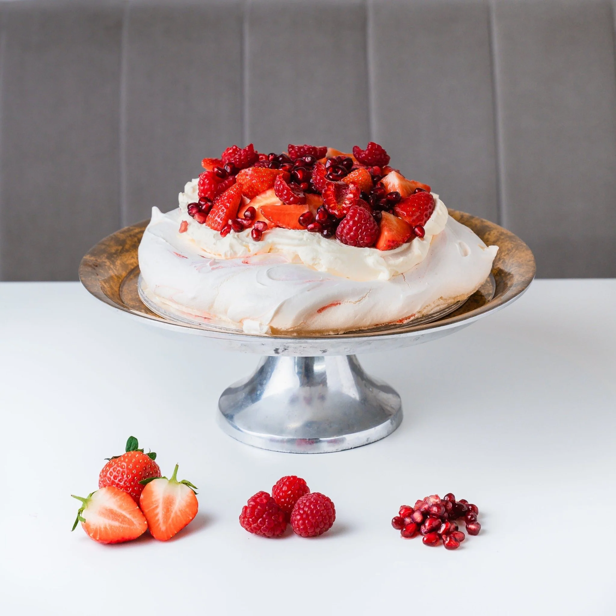 How do you serve the pavlova?