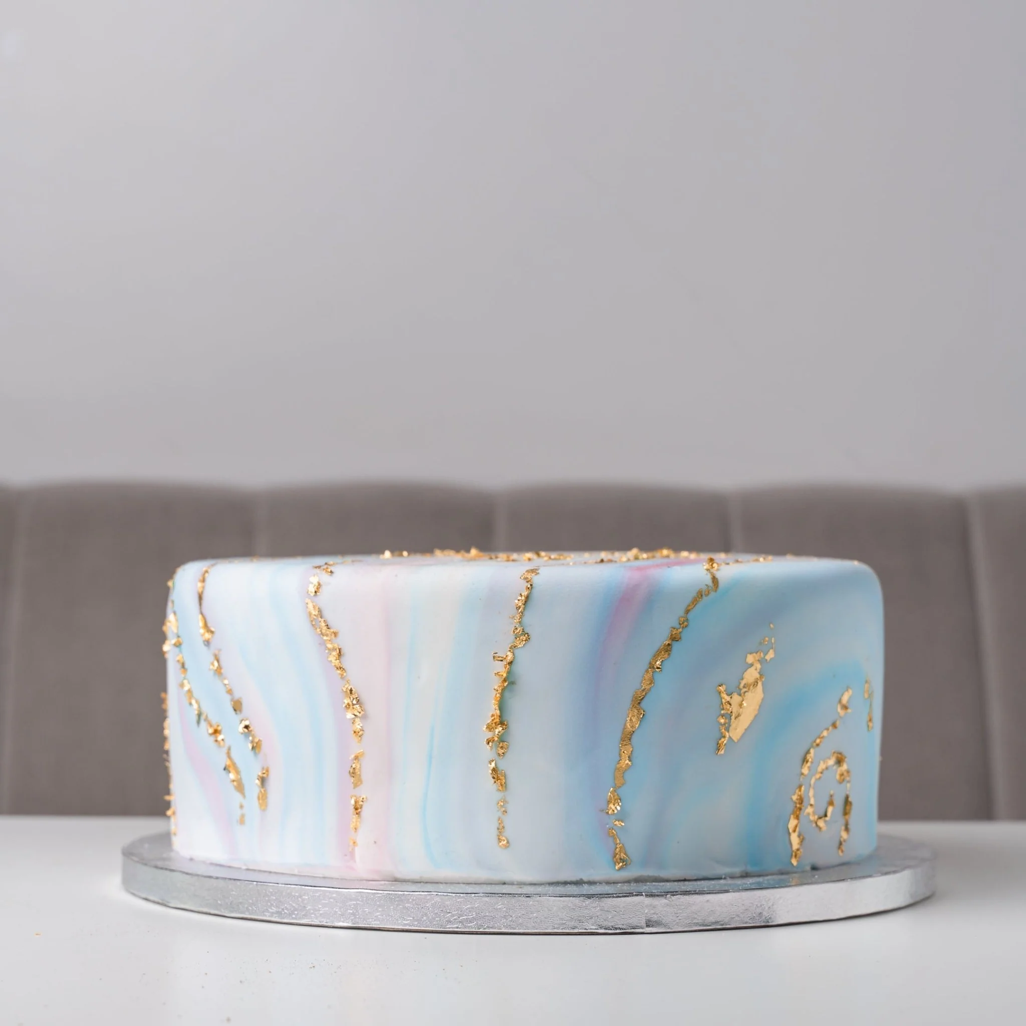 Can I change the colour scheme for this cake?