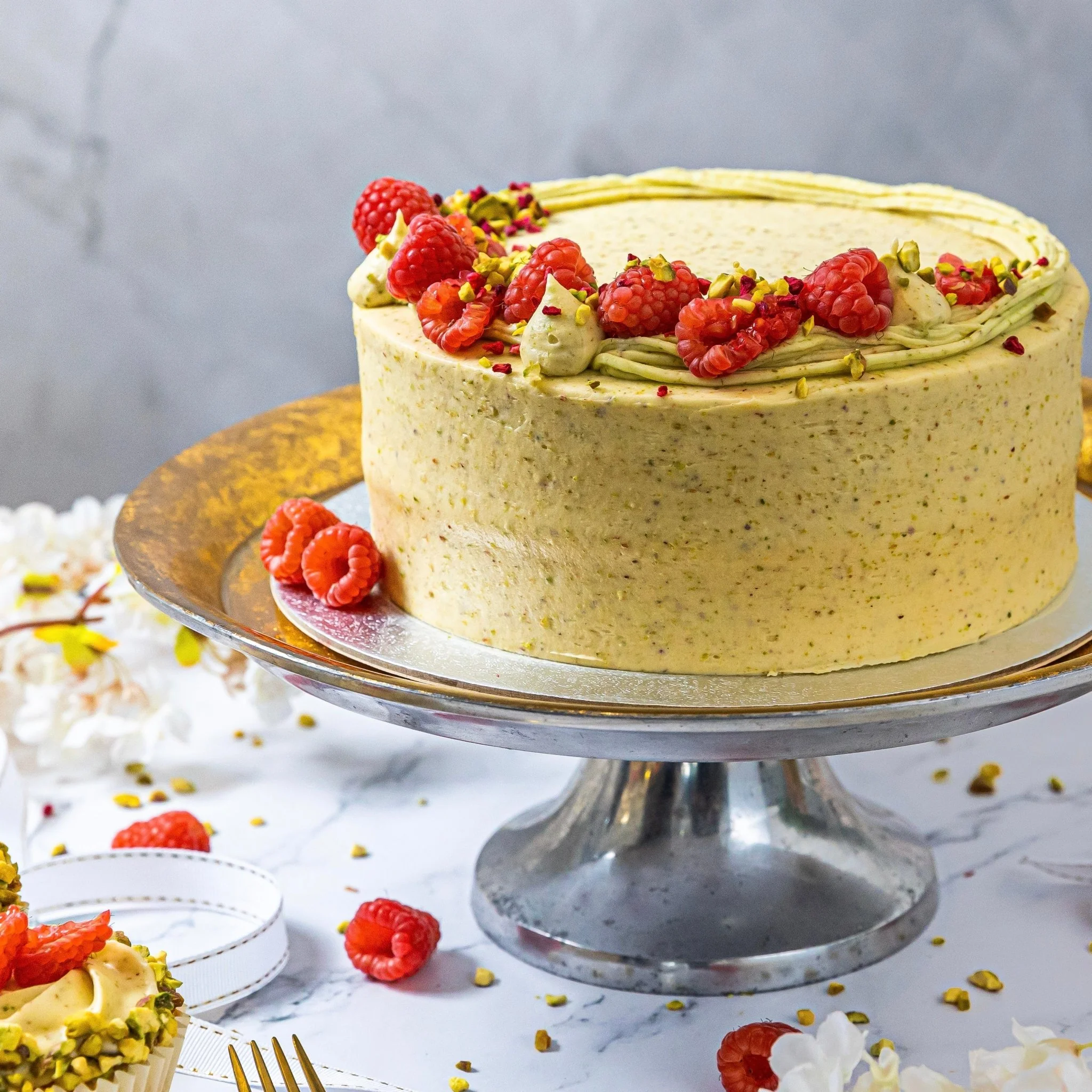 Where can I buy raspberry and pistachio cake?